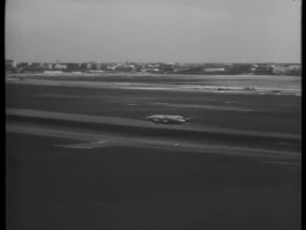 1940 Larda Bulutlu Gökyüzüne Doğru Havalanan Amerikan Askeri Uçağının Görüntüsü — Stok video