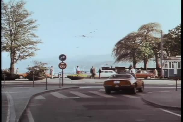 Широкоугольный Взгляд Автомобили Проезжающие Улице Швейцарии — стоковое видео