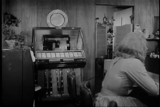 Kellnerin Steckt Münze Jukebox Beim Mittagessen 1960Er Jahre — Stockvideo