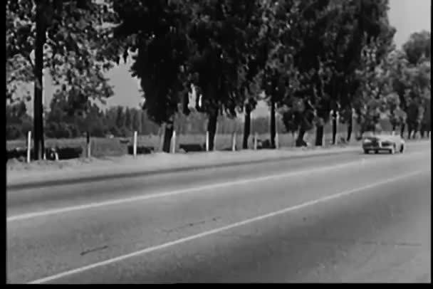 Oldtimer Aufnahmen Von Auto Auf Landstraße — Stockvideo