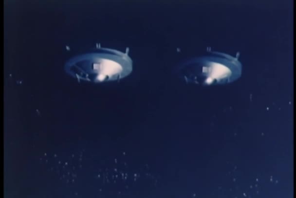 Старовинні Зйомки Двох Інопланетних Космічних Кораблів Космосі — стокове відео