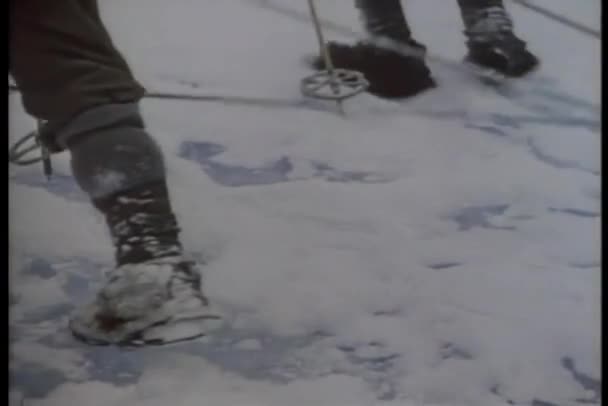 Uomini Spedizione Che Scivolano Sul Ghiaccio Antartide — Video Stock