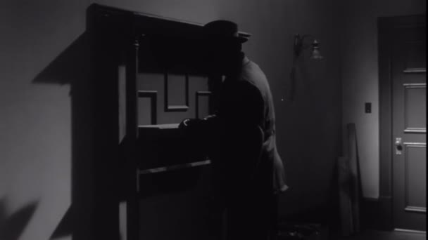 Zloděj Otevře Tajné Dveře Zdi Roku 1950 — Stock video