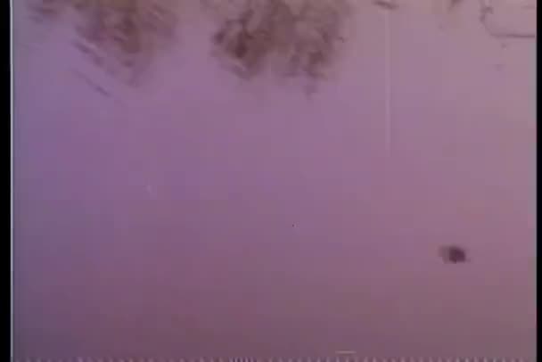 水面に落ちるレインドロップスのヴィンテージ古い映像 — ストック動画