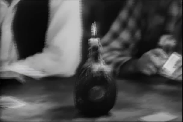 1930 ディーラーの手首をつかんでカード プレーヤーのミディアム ショット — ストック動画