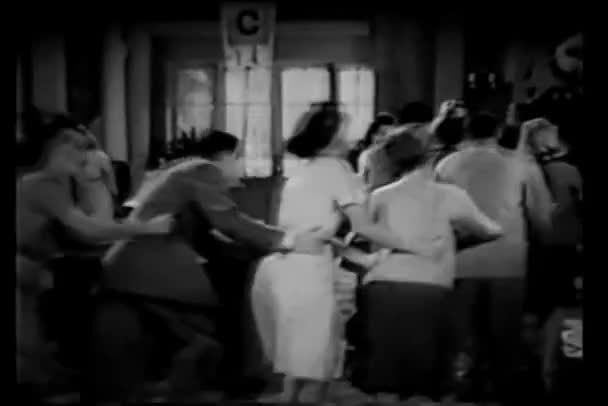 Группа Людей Крикле Танцует Вокруг Комнаты 1940 — стоковое видео