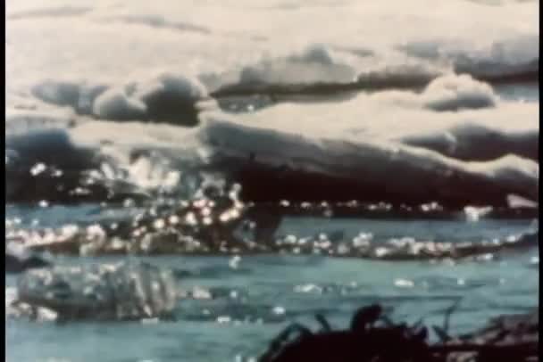 Images Anciennes Melting Iceberg Flottant Long Rivière Séquence Vidéo