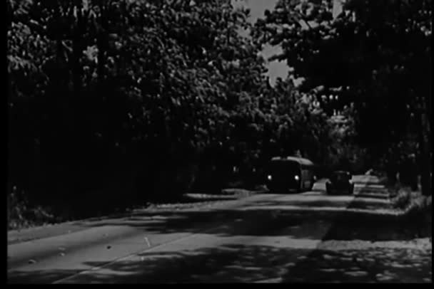 乡村道路上的老式警察截停巴士镜头 — 图库视频影像