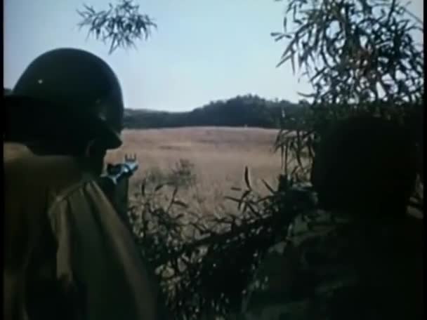 Askerler Tüfeklerini Sahada Yürüyen Adama Doğrultuyor — Stok video