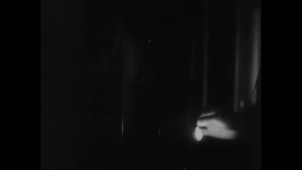 女性照明キャンドルのミディアム ショット — ストック動画