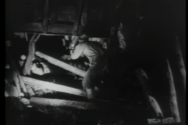 Madenci Tüneli Nde Hasar Kontrol Feneri Ile — Stok video