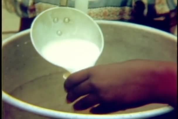 Крупним Планом Руки Заливають Молоком Від Соусу Пластикової Чашки Роздають — стокове відео