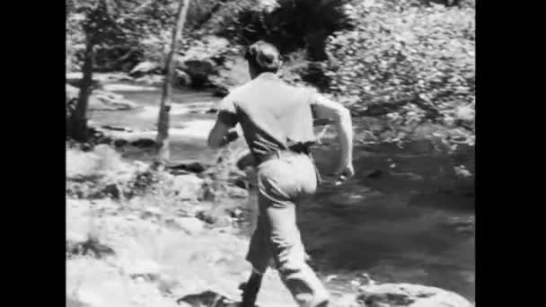 Обратный Вид Человека Бегущего Вдоль Берега Реки 1940 Годы — стоковое видео