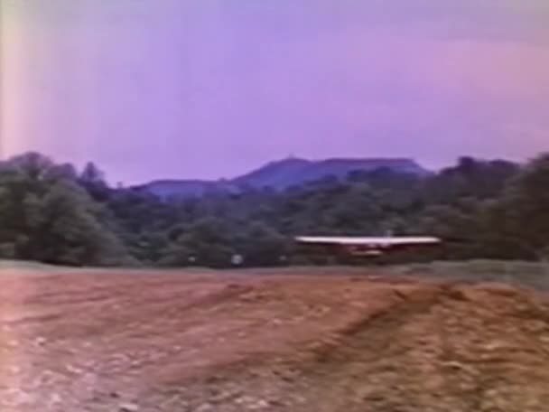 20世纪70年代 小飞机在乡间的泥土地里飞行 — 图库视频影像