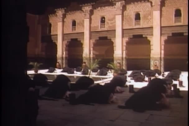 Filmati Epoca Arabi Che Pregano Moschea — Video Stock