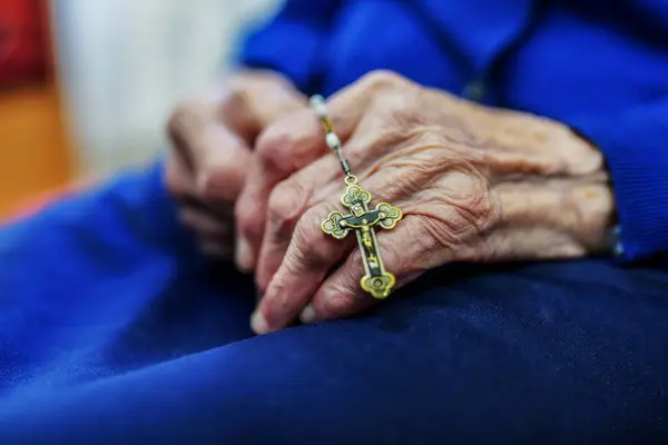 Tespih Küçük Haçla Yaşlı Kadının Ellerine Yakın Çekim Stok Fotoğraf