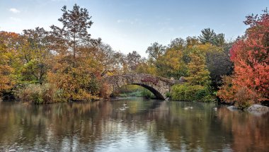 Sonbaharın sonlarında Central Park 'taki Gapstow Köprüsü