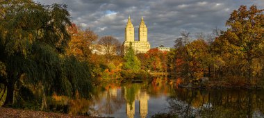 Central Park 'taki gölde, New York City' de, sonbaharda Manhattan 'da.