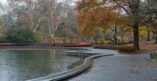 Central Park Nowy Jork Jesienią Deszczowy Poranek — Zdjęcie stockowe