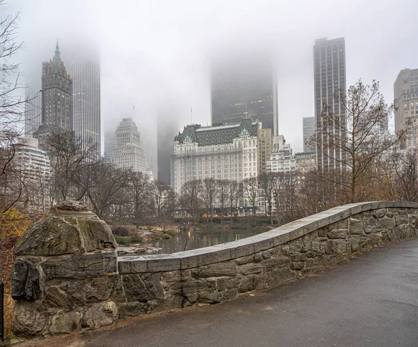 Gapstow Bridge Central Park Early Spring Foggy Morning — Stock Photo, Image