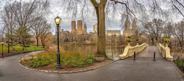 Baharın başlarında Central Park 'ta, New York City' de köprüde