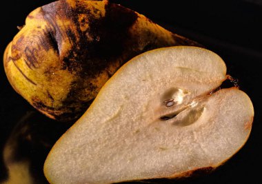 Siyah arka planda taze armut kesimi