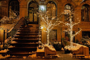 Manhattan 'ın yukarı doğu yakasından, Brownstone yılbaşı boyunca