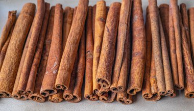 Cinnamon, Tarçın cinsinden çeşitli ağaç türlerinin iç kabuklarından elde edilen bir baharattır..