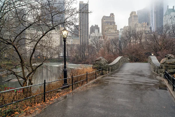 Gapstow Bridge Central Park Vintern Regnig Morgon — Stockfoto