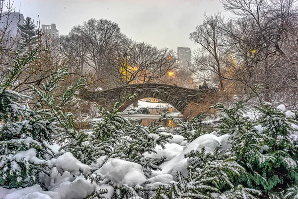 Gapstow Bridge Central Park Winter Snow Fall — 图库照片