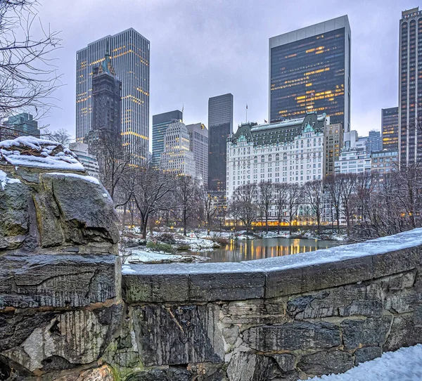 Gapstow Bridge Central Park Snowing New York City — Stock fotografie