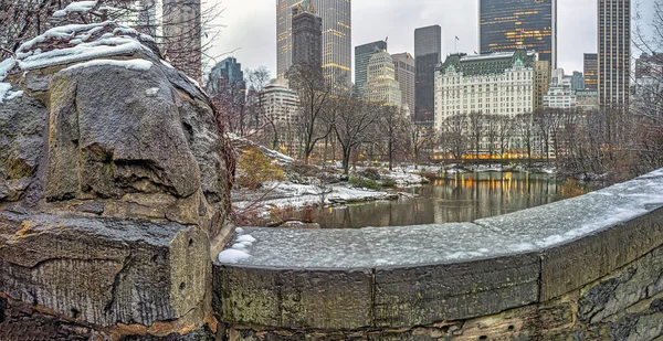 Gapstow Bridge Central Park Snowing New York City —  Fotos de Stock