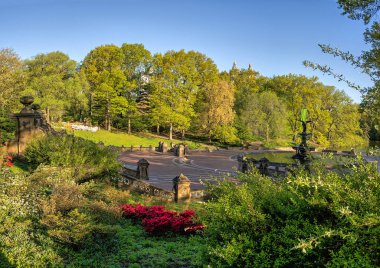 Bethesda Terrace ve Fountain, New York 'un Central Park' ındaki göle bakan iki mimari özelliktir..