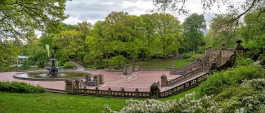 Bethesda Terrace ve Fountain, New York 'un Central Park' ındaki göle bakan iki mimari özelliktir..