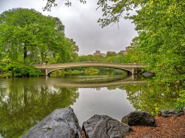 Pruva köprüsü, Central Park, New York İlkbaharın sonlarında, sabahın erken saatlerinde