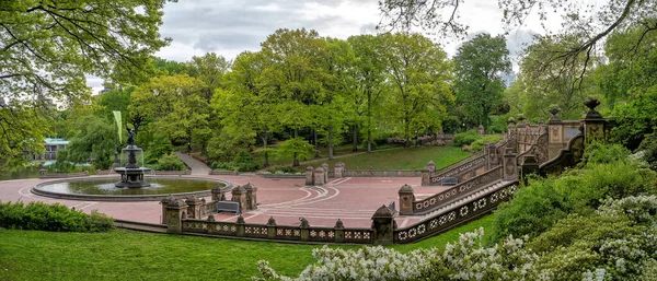 ベセスダ テラスとファウンテンは ニューヨーク市中央公園のザ レイクを見下ろす2つの建築的特徴です — ストック写真