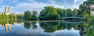 Pruva köprüsü, Central Park, New York, bahar sabahı geç saatlerde