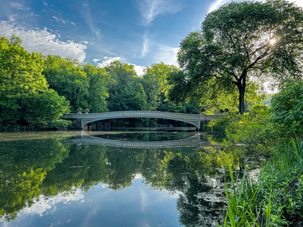 ニューヨーク市中央公園のボウ橋春の終わりの朝 — ストック写真
