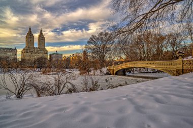 Pruva köprüsü, Central Park, kışın New York, kar fırtınasından sonra sabahın erken saatlerinde