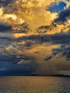 Bonaire adasında fırtınalı bir günde gün doğumu