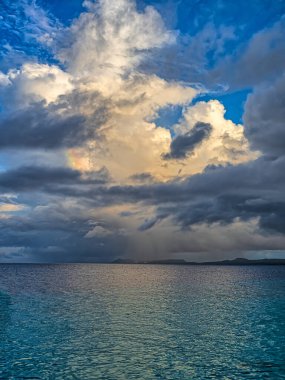 Bonaire adasında fırtınalı bir günde gün doğumu