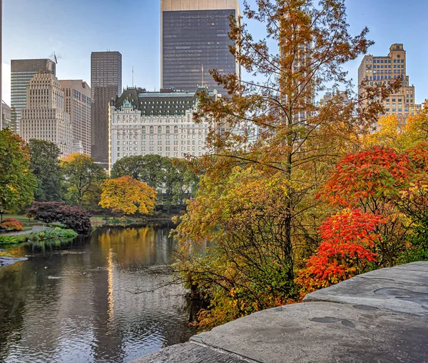 Central Park 'taki Gapstow Köprüsü, sonbaharın erken saatlerinde.