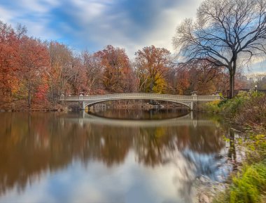 Pruva köprüsü, Central Park, New York, sonbaharın sonlarında sabahın erken saatleri