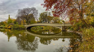 Pruva köprüsü, Central Park, New York, sonbaharın sonlarında sabahın erken saatleri