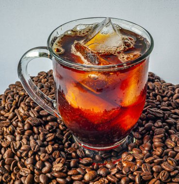 Bir fincan buzlu kahve, taze kavrulmuş sığır eti.