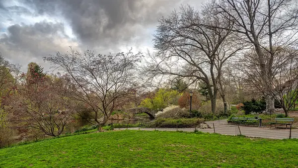 Gapstow Bridge Central Park Späten Frühling Einem Nebligen Morgen Stockbild