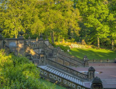 Bethesda Terrace ve Fountain, New York 'un Central Park' ındaki göle bakan iki mimari özelliktir..