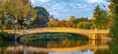 Pruva köprüsü, Central Park, New York, sonbaharın sonlarında sabahın erken saatleri