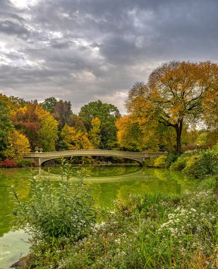 Pruva köprüsü, Central Park, New York, sonbaharda sabahın erken saatleri