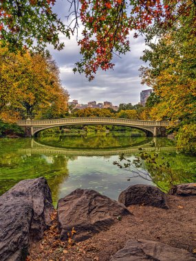 Pruva köprüsü, Central Park, New York, sonbaharda sabahın erken saatleri